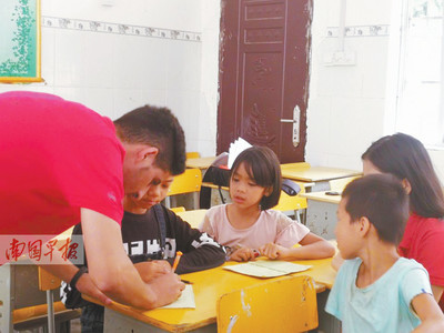 7月22日焦點(diǎn)圖:南寧一房地產(chǎn)中介員工偷鷯哥被刑拘